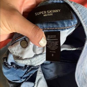 Ligh wash ripped jeans